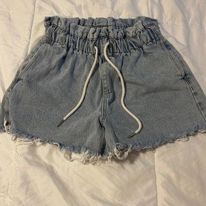 RSQ light washed jean shorts in size smal